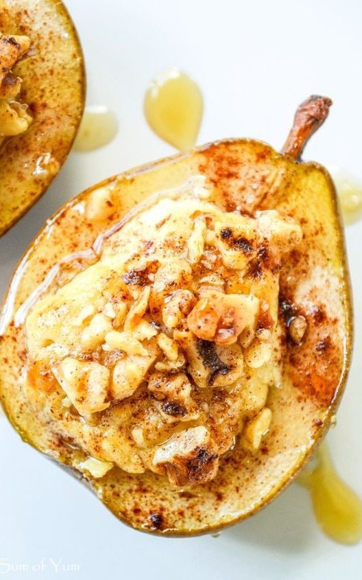 Este final de săptămână, așadar las mai jos o rețetă cu un dulce sănătos, proteic si care va satisface și cele mai pretențioase gusturi

Pere Umplute cu Caramel și Scorțișoară care este potrivită pentru pacienții bariatrici:

Ingrediente pentru 2 porții

2 pere medii
120g brânză de vaci cu conținut scăzut de grăsimi
1/4 linguriță scorțișoară
1/4 linguriță extract de vanilie
1 linguriță ulei de nucă de cocos
Instrucțiuni:

Încălziți cuptorul la 190°C.
Tăiați perele în jumătate și îndepărtați miezul.
Într-un bol mic, amestecați brânza de vaci, scorțișoara și extractul de vanilie.
Umpleți fiecare jumătate de pară cu amestecul de brânză.
Topiți uleiul de nucă de cocos într-un vas mic la foc mediu.
Înmuiați fiecare jumătate de pară umplută în uleiul topit de nucă de cocos, asigurându-vă că acoperiți toate părțile.
Puneți perele umplute pe o tavă de copt și coaceți-le timp de 20-25 de minute, sau până când perele sunt moi și partea de sus este aurie.
Serviți cald.